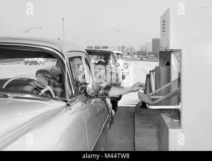 Frühe Mautstationen auf der Chicago Skyway, Ca. 1960. Stockfoto