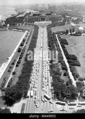 Chicago Luftbild mit Blick über Lake Shore Drive von Balbo fahren Sie nach Süden in Richtung Field Museum, Ca. 1964. Datei name: Stockfoto