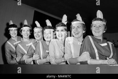 Der Marquette Universität coeds posieren für ein Chicago - Bereich Tour der Universität durch das Tragen der Kleidung des Native American warrior Maskottchen zu dieser Zeit der Förderung, Ca. 1964. Stockfoto