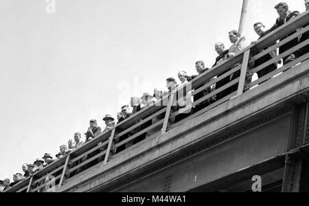 Eine Menschenmenge sammelt auf eine obenliegende Fahrbahn einen guten Blick in Chicago zu erhalten, Ca. 1960. Stockfoto