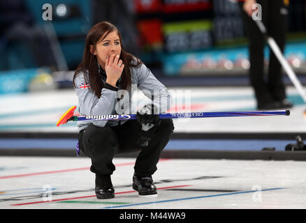 Großbritanniens Eve Muirhead während der Round Robin die Sitzung des Frauen 1 Match gegen Athleten aus Russland in Gangneung Curling Center bei Tag fünf der Olympischen Winterspiele 2018 PyeongChang in Südkorea. Stockfoto