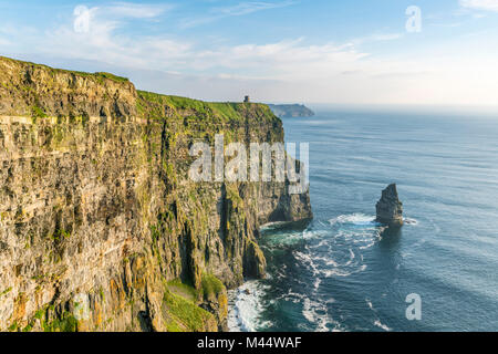 Breanan Mor und O Briens Tower. Die Klippen von Moher, Liscannor, Co. Clare, Provinz Munster, Irland. Stockfoto