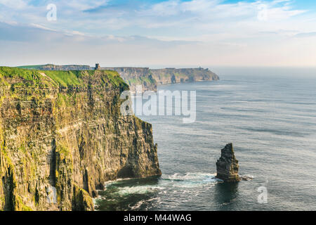 Breanan Mor und O Briens Tower. Die Klippen von Moher, Liscannor, Co. Clare, Provinz Munster, Irland. Stockfoto