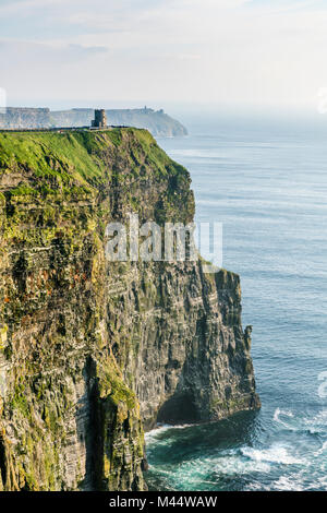 O Briens Tower und riesigen Höhle. Die Klippen von Moher, Liscannor, Co. Clare, Provinz Munster, Irland. Stockfoto