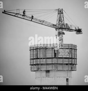 Ein Fotograf stellt ein Arbeitnehmer hoch oben auf den Jachthafen Stadt Bau Projekt in Chicago, Ca. 1961. Stockfoto