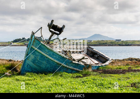 Holz- Fischerboot in Roundstone. Galway, Provinz Connacht, Irland. Stockfoto