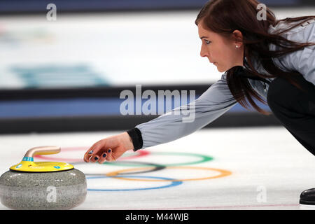 Großbritanniens Eve Muirhead während der Round Robin die Sitzung des Frauen 1 Match gegen Athleten aus Russland in Gangneung Curling Center bei Tag fünf der Olympischen Winterspiele 2018 PyeongChang in Südkorea. Stockfoto