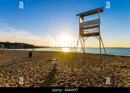 Hintergrundbeleuchtung Bademeister Turm bei Sonnenuntergang in der Grande Plage Strand von Saint-Jean-de-Luz, Aquitanien, Frankreich Stockfoto