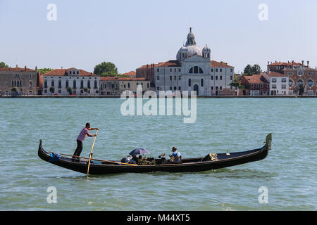 Venedig, Italien - 13 August 2016: Gondel mit Touristen in Grand Canal Stockfoto