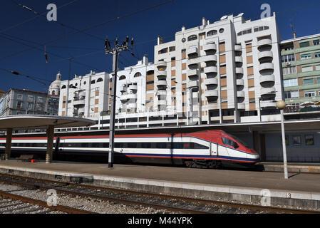 Alfa Pendular vorgemacht Zug; Santa Apolonia Bahnhof; Lissabon, Portugal Stockfoto