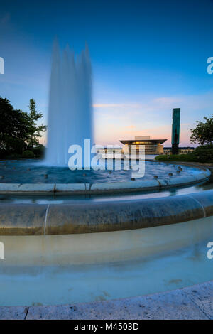 Brunnen und die Kopenhagener Opernhaus (operaen) auf Hintergrund, Insel Holmen, Kopenhagen, Dänemark Stockfoto