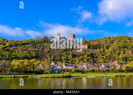 Farbe outdoor Panorama die Ruine der mittelalterlichen Burg / Festung Henneburg, Wertheim, Deutschland, Sonnig hellen Tag im Herbst, blauer Himmel, leichte Wolken Stockfoto