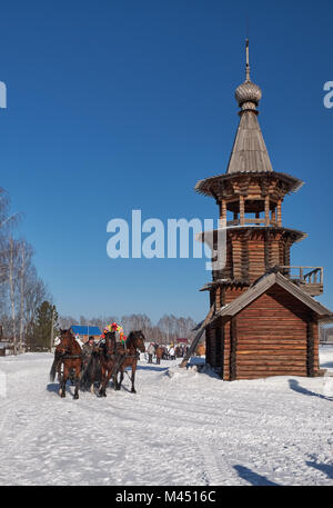 Nowosibirsk, Russland - Januar 11, 2018: Troika von Pferden genutzt, um einen Schlitten. Slawische Volksmusik Winter feste Fastnacht. Die Kirche der Savio Stockfoto