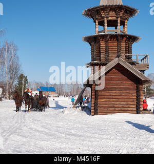 Nowosibirsk, Russland - Januar 11, 2018: Troika von Pferden genutzt, um einen Schlitten. Slawische Volksmusik Winter feste Fastnacht. Die Kirche der Savio Stockfoto