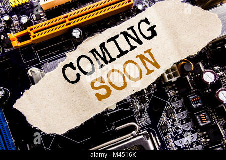 Handschrift Ansagetext angezeigt, die bald kommen. Das Konzept für die Zukunft auf Haftnotizen, computer Mainboard Hintergrund geschrieben. Stockfoto