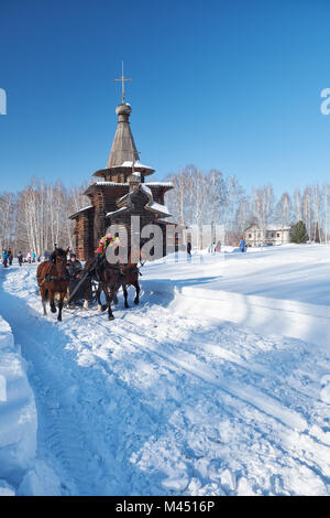 Nowosibirsk, Russland - Januar 11, 2018: Troika von Pferden genutzt, um einen Schlitten. Slawische Volksmusik Winter feste Fastnacht. Die Kirche der Savio Stockfoto