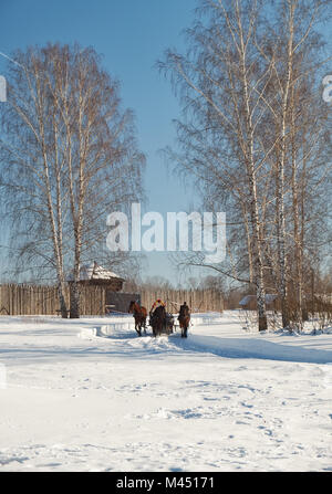 Nowosibirsk, Russland - Januar 11, 2018: Troika von Pferden genutzt, um einen Schlitten. Slawische Volksmusik im späten Winter feste Fastnacht. Kazymsky Gefängnis. Uhr Stockfoto