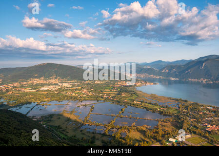 Panoramaaussicht in der Morgendämmerung über Iseo See, Provinz Brescia in der Lombardei, Italien, Europa. Stockfoto