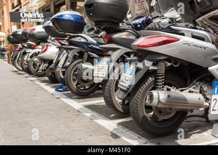 Reihen geparkte Motorräder und Roller in einer Straße in der Stadt Bologna Italien Stockfoto