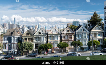 San Franciscos berühmten Häuser auf Steiner Street Stockfoto