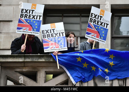 Ehemalige liberale Demokraten MP Sarah Olney (Mitte) verbindet die Demonstranten an den politischen Austausch in London vor einer Rede von Außenminister Boris Johnson auf Brexit. Stockfoto