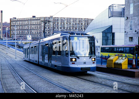 Sheffield Super Straßenbahn Nr. 16 mit original Lackierung auf dem Weg zum middlewood. Bild im August 1996 Stockfoto