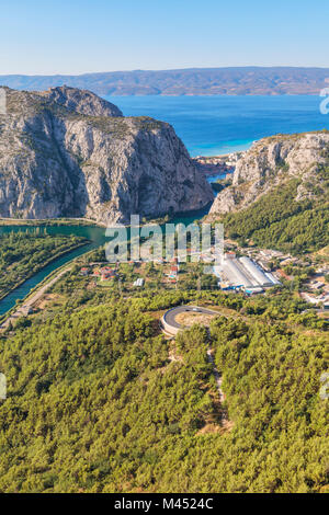 Der Fluss Cetina Canyon zwischen den Bergen, im Hintergrund Omis ant die Adria, Dalmatien, Adriaküste, Kroatien Stockfoto