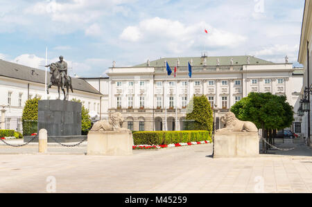 Der Präsidentenpalast von Polen in Warschau. Vor dem Gebäude steht die Statue von Fürst Józef Poniatowski. Stockfoto