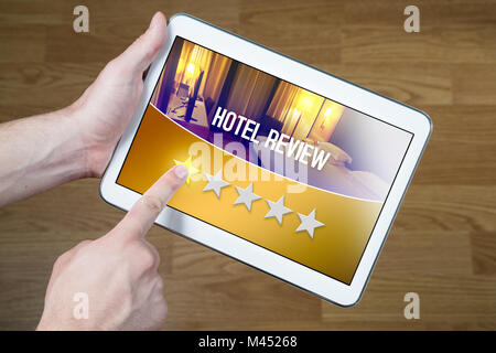 Schlechtes Hotel. Enttäuscht und unzufrieden Kunden schreckliche Bewertung mit Tablet-PC auf einer imaginären Kritik Website, Anwendung oder Website. Stockfoto