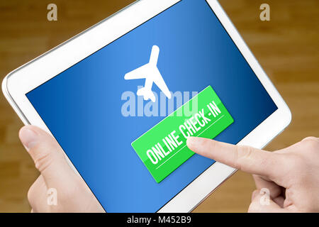 Online Check-in mit mobilen Gerät zu Hause. Man Einchecken zum Flug mit Tablette im Internet. Internet self service der Fluggesellschaft. Stockfoto