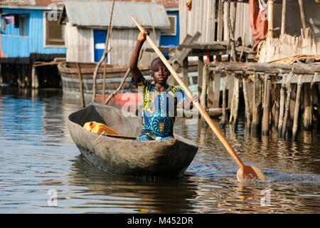 Ganvie stelze Dorf in Benin, Westafrika. Es ist auch der Afrikanischen Venedig Junge Zeilen in Kanu genannt Stockfoto