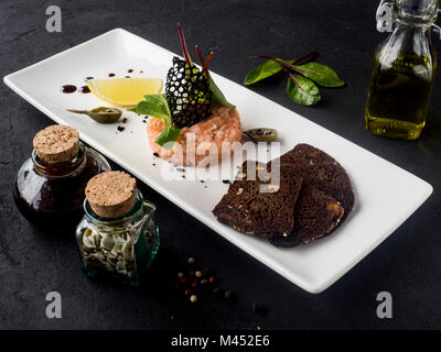 Lachstatar mit lermon und Avocado Stockfoto