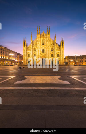 Blick auf den Platz und den gotischen Dom, das Symbol von Mailand, Lombardei, Italien, Europa. Stockfoto