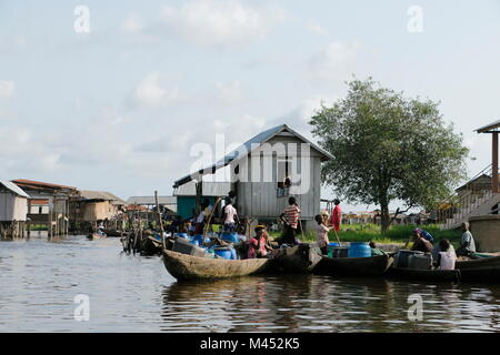 Ganvie stelze Dorf in Benin, Westafrika. Es ist auch der Afrikanischen Venedig genannt. Schwimmender Markt Stockfoto