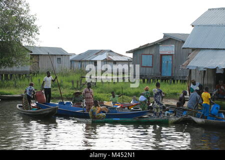 Ganvie stelze Dorf in Benin, Westafrika. Es ist auch der Afrikanischen Venedig genannt. Schwimmender Markt Stockfoto