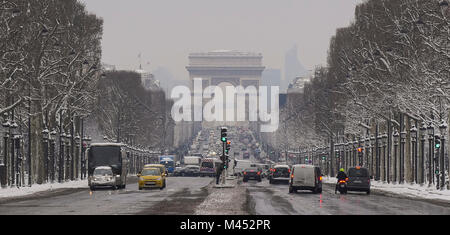 Arc de Triumph durch eine seltene Verschneiten Tag in Paris, Frankreich Stockfoto