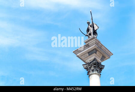 Statue und Skulptur gegen den blauen Himmel und einige Wolken mit kopieren. Sigismunds Spalte in Polen. Wahrzeichen und Touristenattraktion in Warschau. Stockfoto