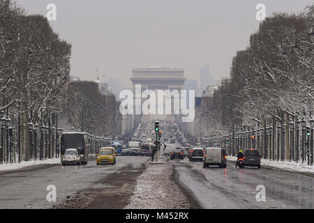 Arc de Triumph durch eine seltene Verschneiten Tag in Paris, Frankreich Stockfoto