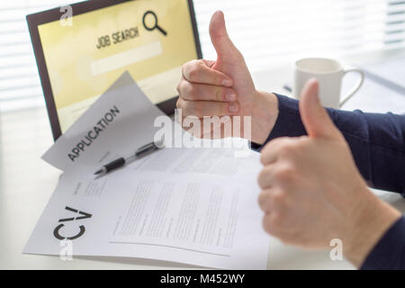 Daumen hoch für Job suchen. Antragsteller mit positiven Haltung. Happy Arbeitssuchender zeigt zwei Handgesten. Fröhliche Menschen bei der Suche nach Arbeit. Stockfoto