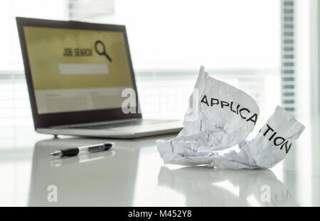 Aus Arbeit und Frustration Konzept. Rip-Bewerbung auf Papier Home Office Tabelle mit Laptop und Beschäftigung search engine. Probleme, Ärger. Stockfoto