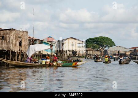 Ganvie stelze Dorf in Benin, Westafrika. Es ist auch der Afrikanischen Venedig. Floating Market genannt Stockfoto