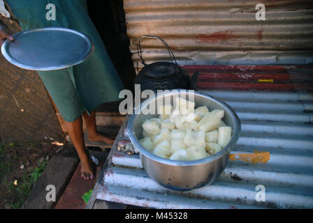 Frau kochen ein Topf von taro, Rakiraki, Fidschi. Stockfoto