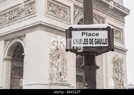 Arc de Triumph durch eine seltene Verschneiten Tag in Paris, Frankreich Stockfoto