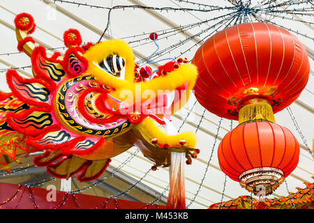 Festliche und bunten Dekorationen aus zwei Drachen und rotem Papier Laternen für die Feier des chinesischen neuen Jahres. Stockfoto