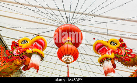 Festliche und bunten Dekorationen aus zwei Drachen und rotem Papier Laternen für die Feier des chinesischen neuen Jahres. Stockfoto