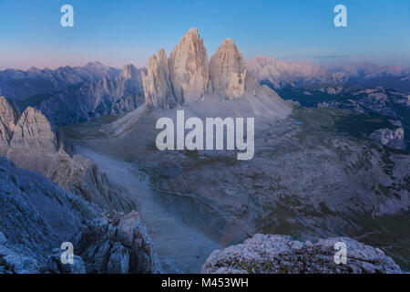 Sonnenaufgang von der Spitze des Monte Paterno/Paternkofel in Richtung Tre Cime di Lavaredo, Sextner Dolomiten, Südtirol, Bozen, Italien Stockfoto