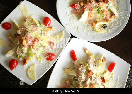 Salat Ansicht von oben. Die Platten auf der Tabelle. Essen Fotografie Konzept. Gesunde Ernährung. Stockfoto