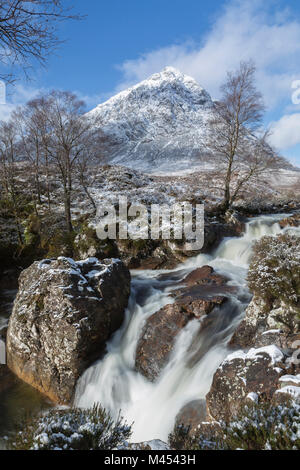 Buachaille Etive Mor im Winter mit dem Fluss Coupall im Vordergrund, Glencoe, Schottland. Ein Wahrzeichen. Stockfoto