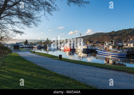 Sonnenuntergang an der Caledonian Canal in Corpach in der Nähe von Fort William, Schottland. Corpach liegt an der A830 zwischen Fort William und Mallaig. Stockfoto