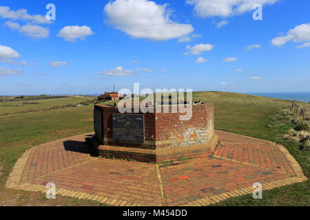 Gedenktafel auf der Watch Tower, bei Beachy Head, South Downs National Park, Sussex, England, Großbritannien Stockfoto